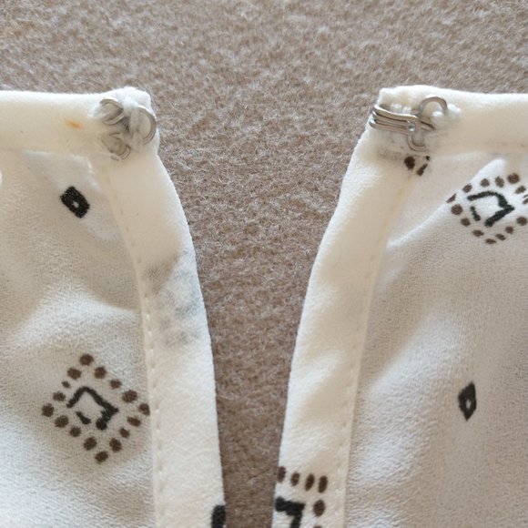 Women's size XS Banana Republic spring/summer light fabric patterned flowy top - Picture 8 of 9